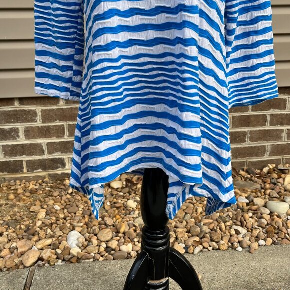 Lulu B Blue & White Striped Textured Womens Shark Bite Tunic Top Medium - Picture 9 of 9